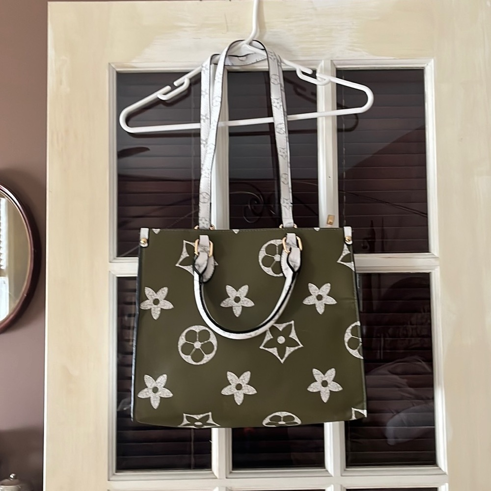 Cute Boutique Green & White Purse.